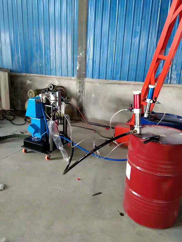 聚氨酯發(fā)泡機設(shè)備JNJX-Q1600(圖2) 聚氨酯發(fā)泡機設(shè)備保溫施工現(xiàn)場