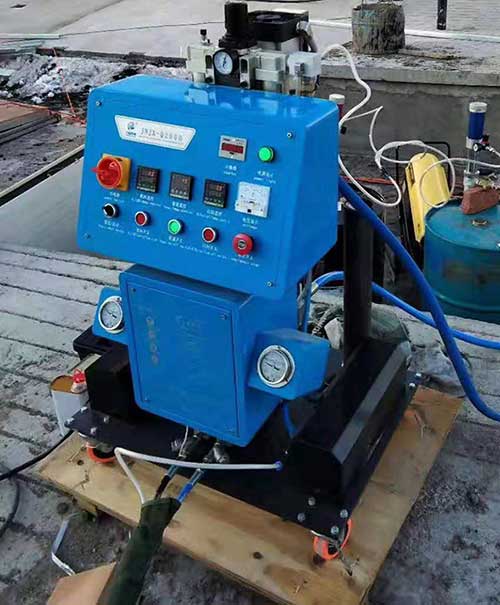 聚氨酯車輛內飾頂棚噴涂發泡保溫(圖1) Q2600小型聚氨酯噴涂機